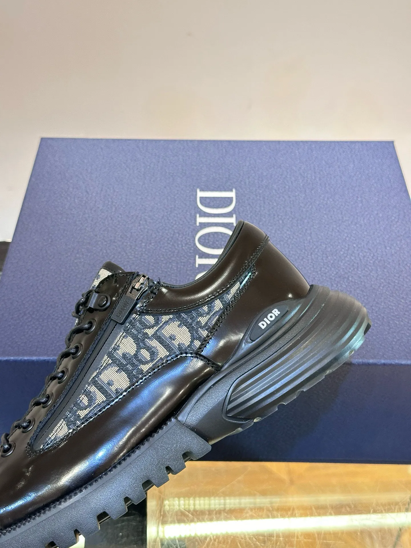 Factory price: 540💰◾️▫️Dior Combat Derby shoes are a new product in the 2024 spring men's wear series, presenting a mixed style that combines fashion design with sports elements. Crafted from black buffed calfskin leather with beige and black Oblique print panels on the sides and tongue. Designed with laces and technical zipper closure, the lightweight mixed-style sole highlights the charm of high-end customization. The Dior signature on the side enhances the style and will add a trendy touch to any look this season. Size: 39-44 (customized at 38.45)